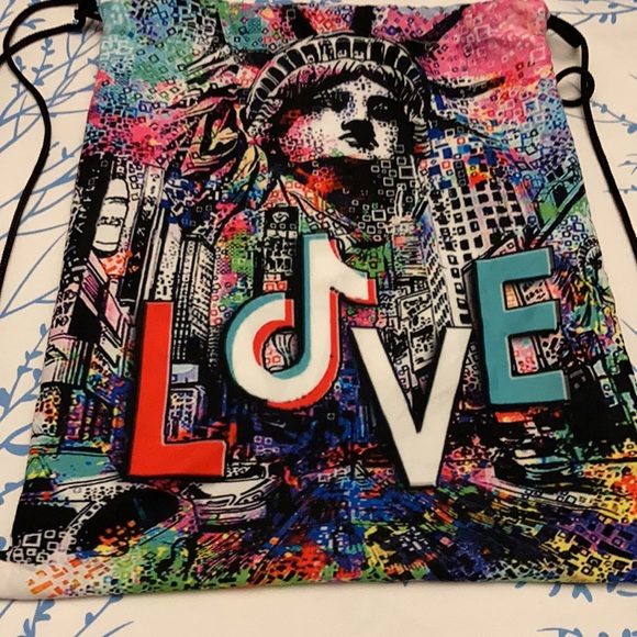 TikTok top & drawstring bag - Picture 6 of 6